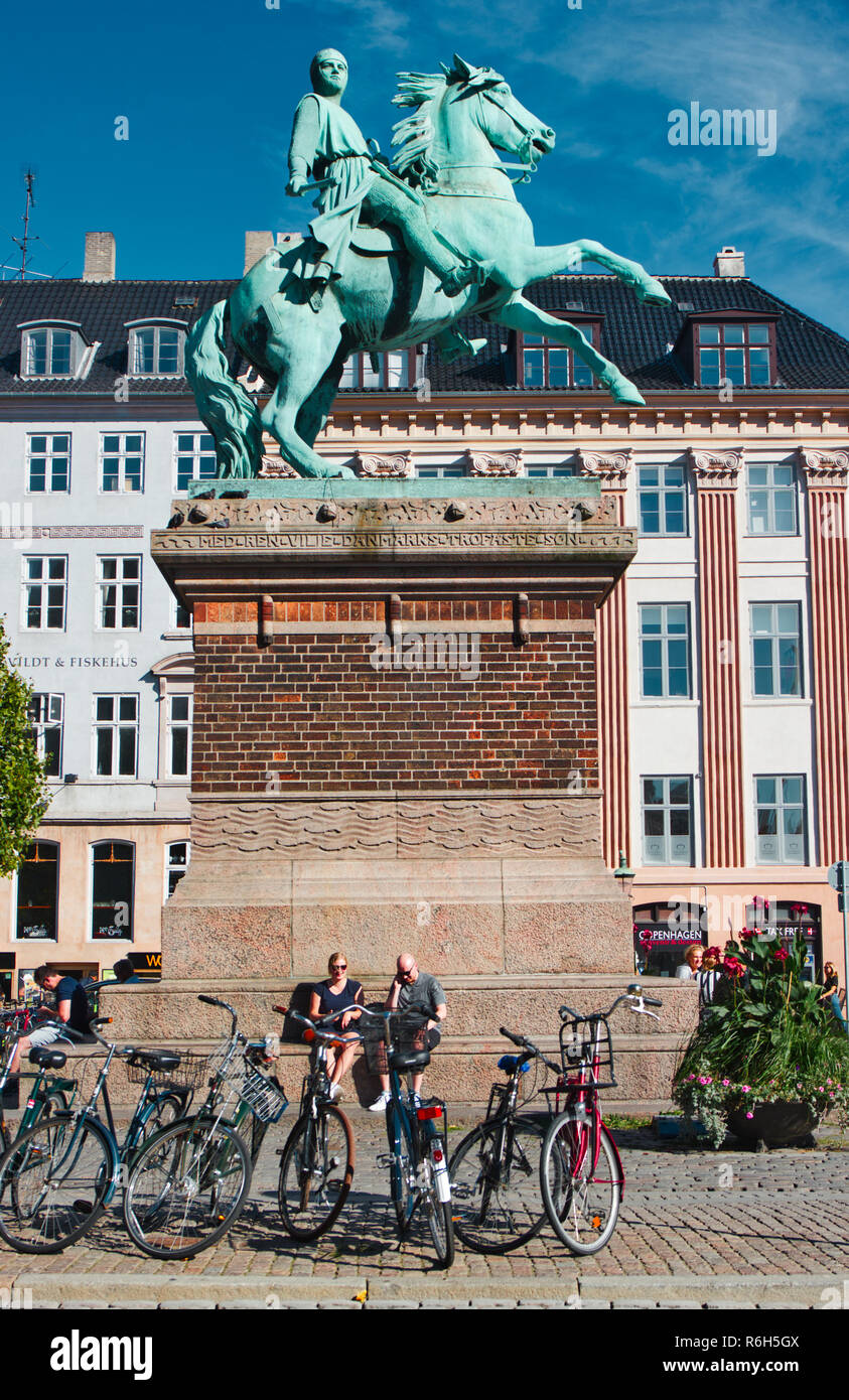 Statua equestre in bronzo del vescovo Absalon, fondatore di Copenhagen, Hojbro Plads, Indre, Copenhagen, Danimarca e Scandinavia Foto Stock