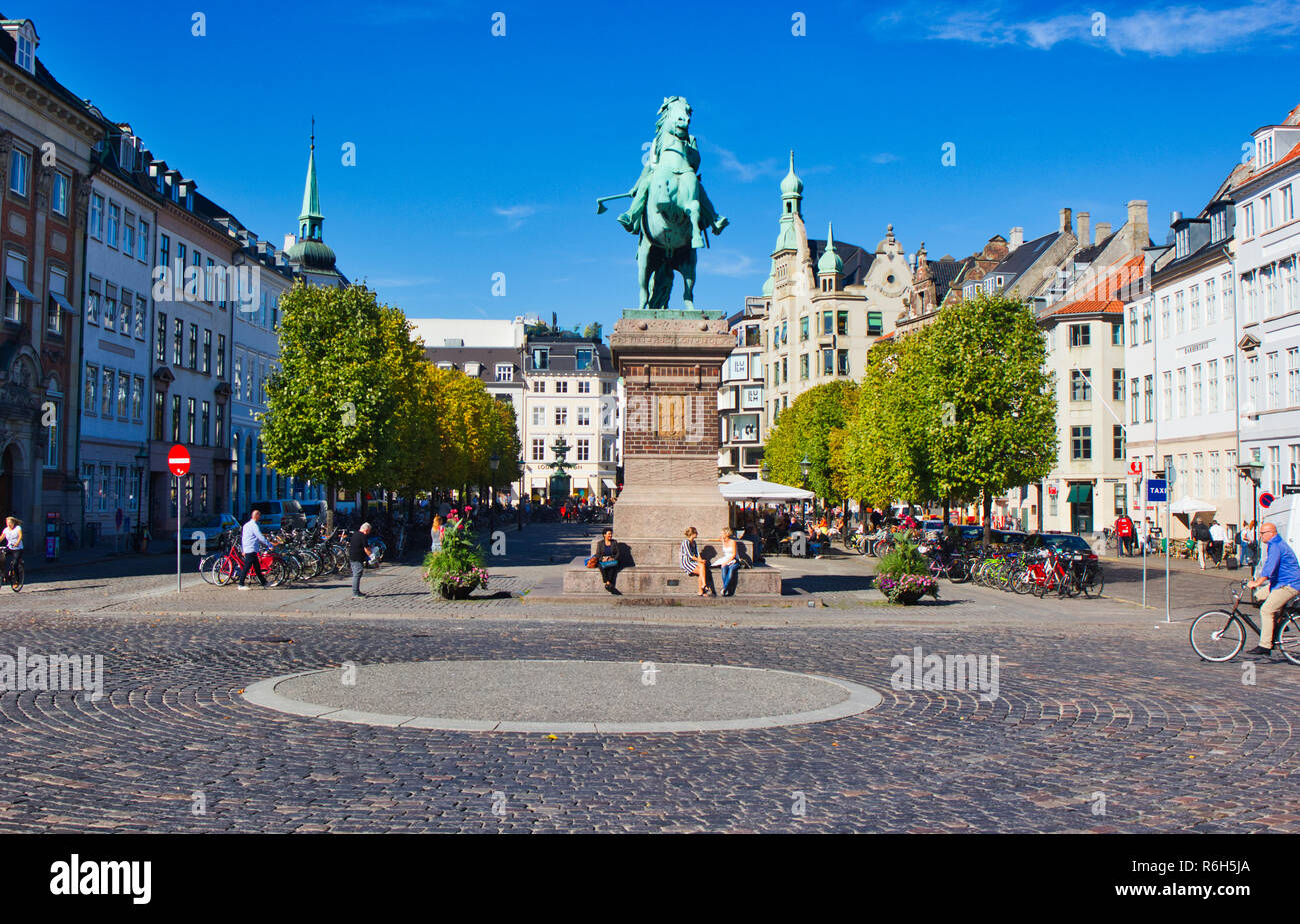 Statua equestre in bronzo del vescovo Absalon, fondatore di Copenhagen, Hojbro Plads, Indre, Copenhagen, Danimarca e Scandinavia Foto Stock