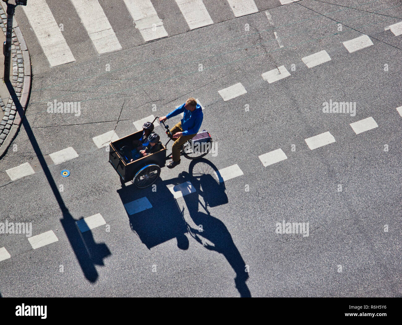 Uomo con 2 bambini su boxbike cargobike in pista ciclabile, Christianshavn, Copenhagen, Danimarca e Scandinavia Foto Stock