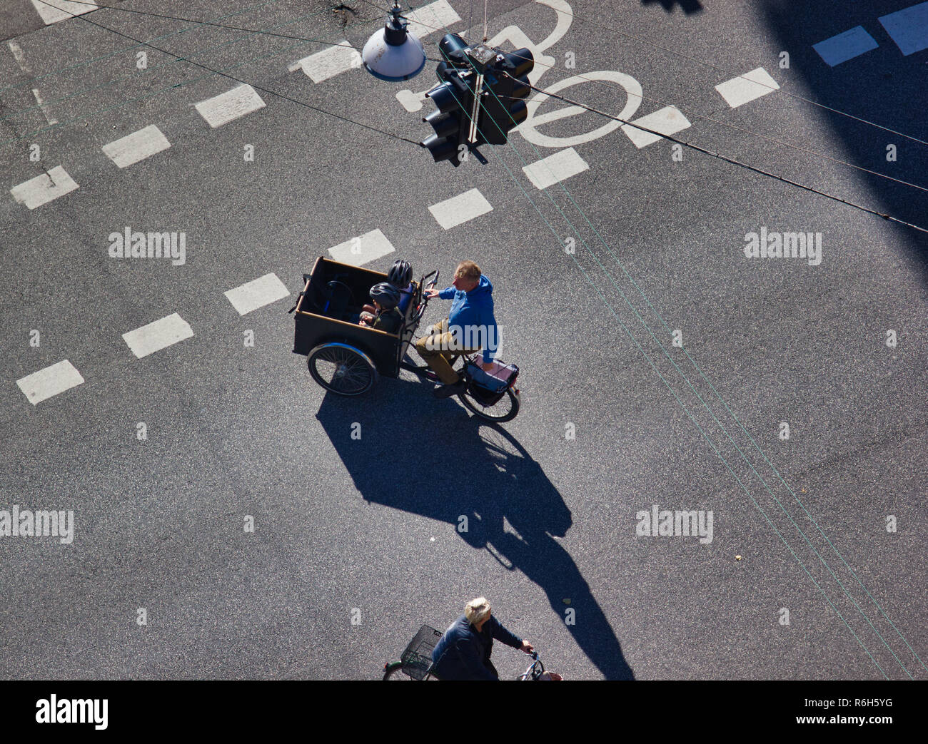L'uomo sul triciclo cargobike con 2 bambini nella scatola anteriore, Christianshavn, Copenhagen, Danimarca e Scandinavia Foto Stock