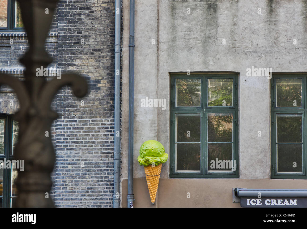 Giant cono gelato attaccata alla parete Copenhagen, Danimarca Foto Stock