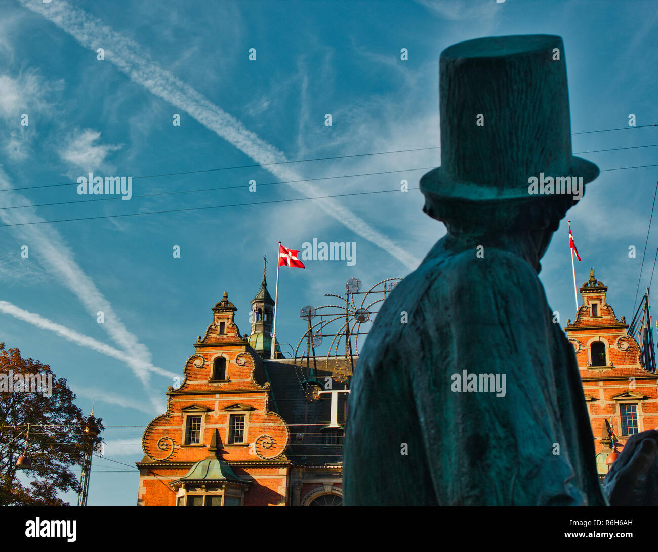 Statua di bronzo di scrittore da fiaba di Hans Christian Andersen indossare top hat, Radhuspladsen, Copenhagen, Danimarca e Scandinavia Foto Stock