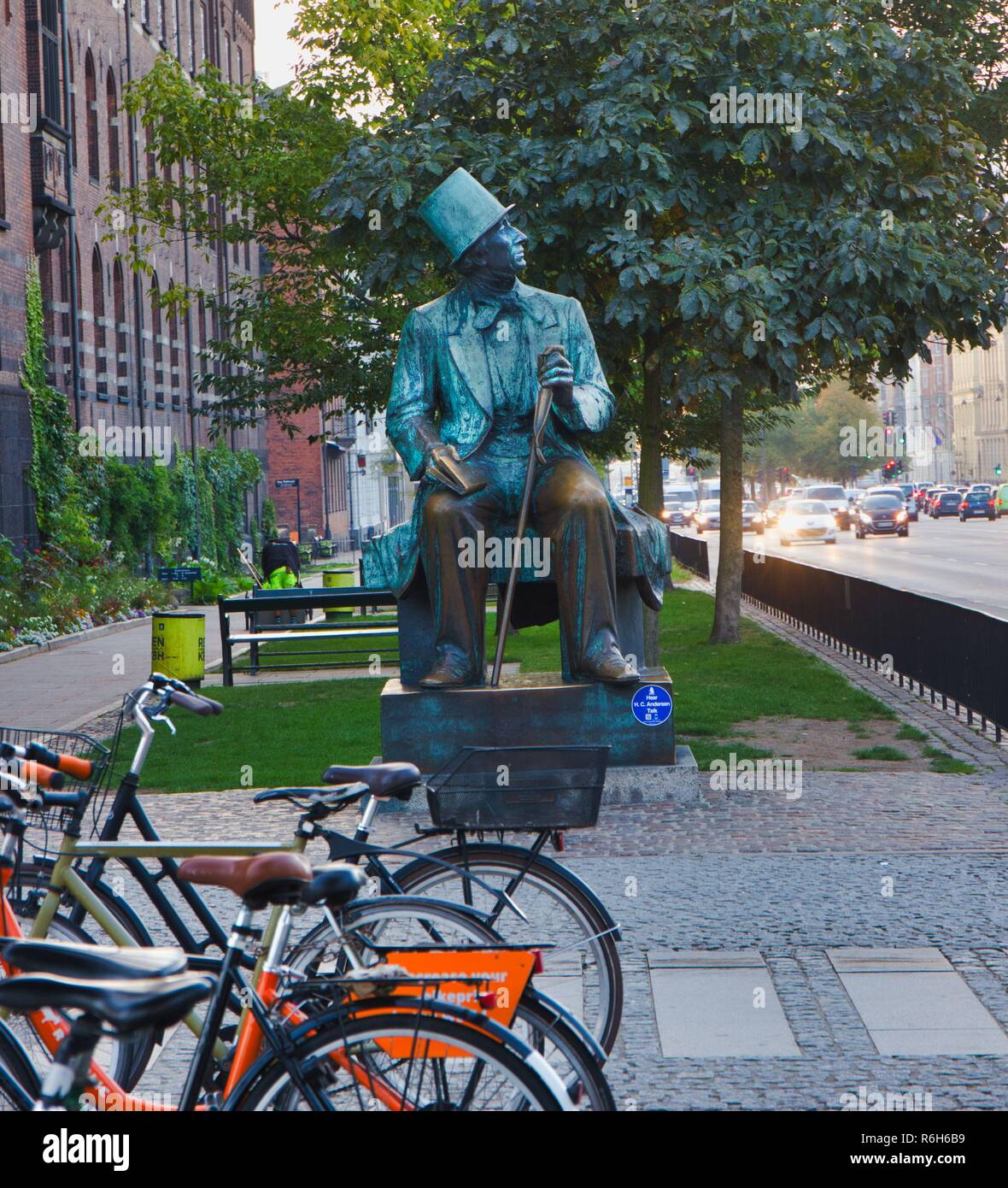 Seduto in bronzo statua di scrittore Hans Christian Andersen in possesso di un libro, Radhuspladsen, Copenhagen, Danimarca e Scandinavia Foto Stock