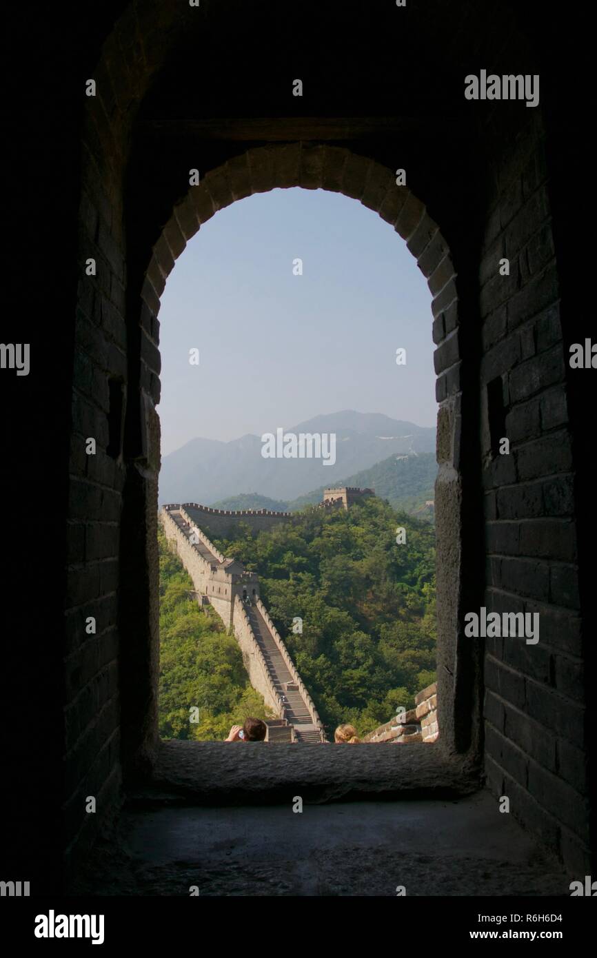 La Grande Muraglia della Cina, incorniciato nella porta di un fort Foto Stock