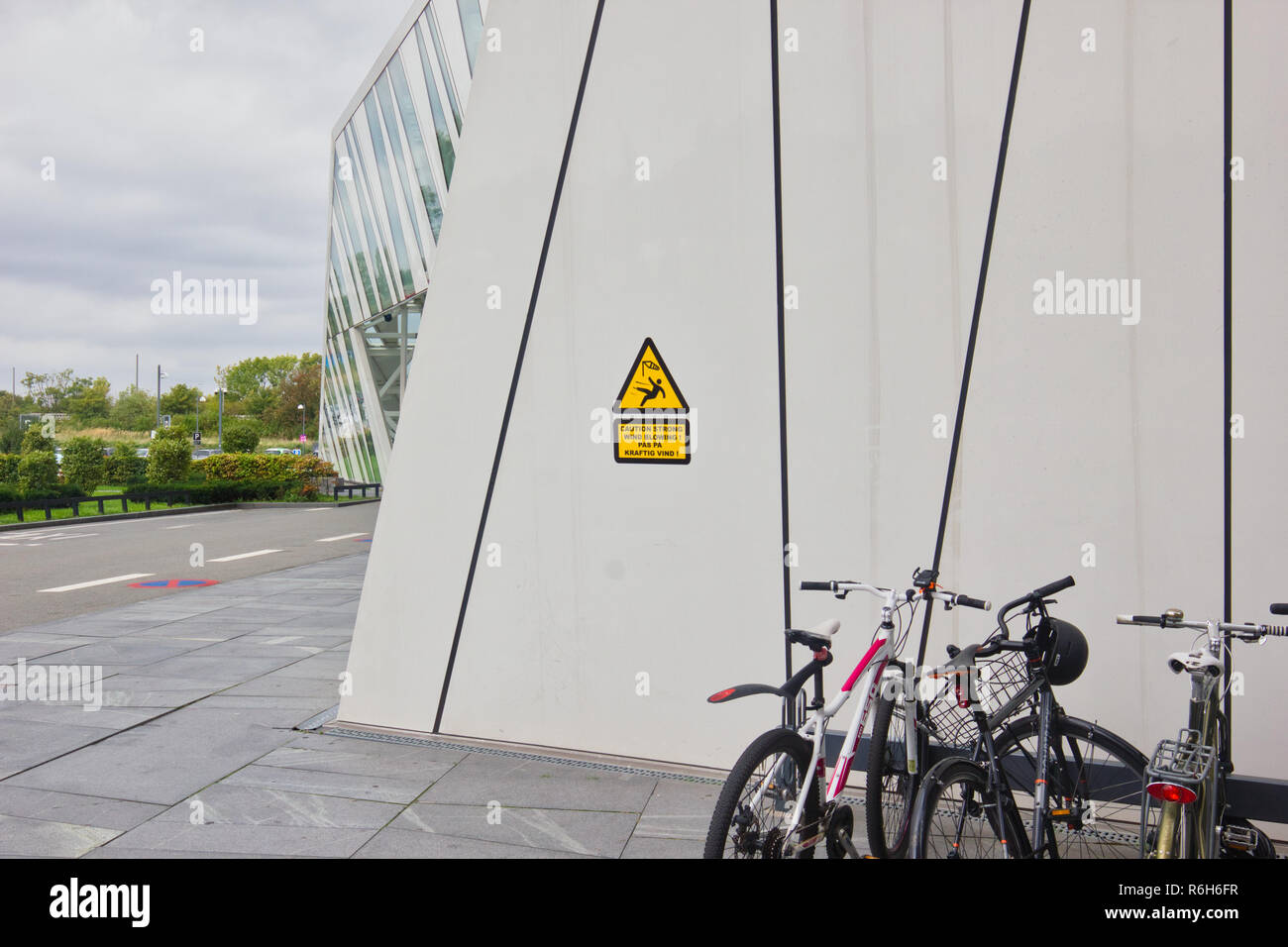 Attenzione alta venti segno di avvertimento in olandese e in inglese, Copenhagen, Danimarca e Scandinavia Foto Stock
