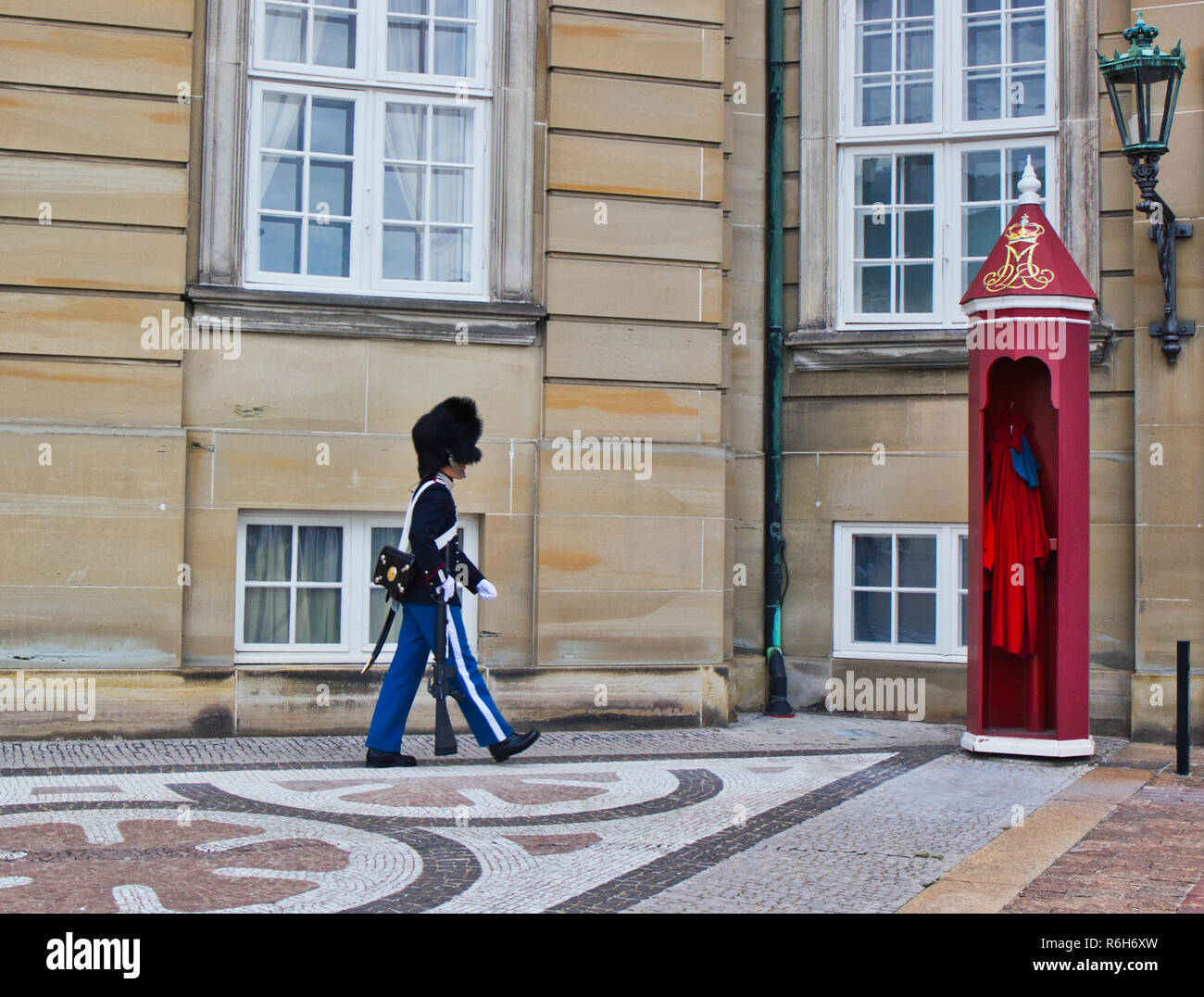 Royal Life Guard (Den Kongelige Livgarde) marciando al di fuori del Palazzo Amalienborg, Copenhagen, Danimarca e Scandinavia Foto Stock