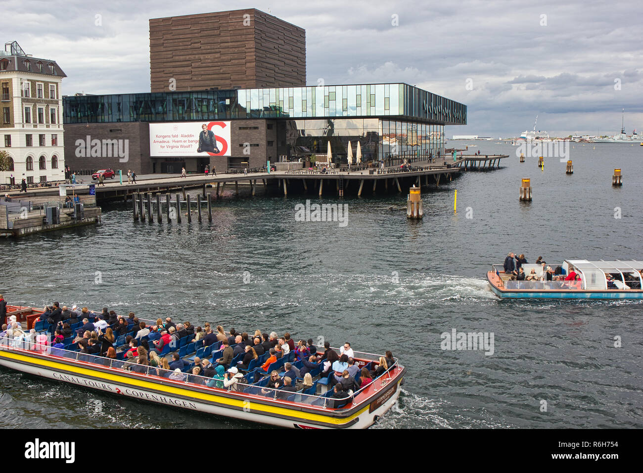 Royal Danish Playhouse (Skuespilhuset) e le visite turistiche, le barche, Frederiksstaden, Copenhagen, Danimarca e Scandinavia Foto Stock