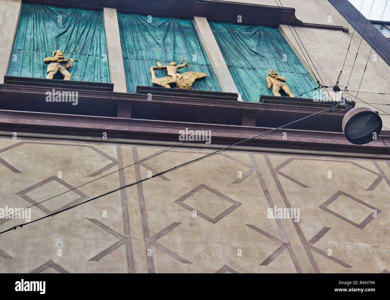 Facciata in rilievo le sculture in bronzo, Staerekassen, Copenhagen, Danimarca, in Scandinavia. L a R:- Mozart con violino, Eros sul cigno e di Shakespeare Foto Stock