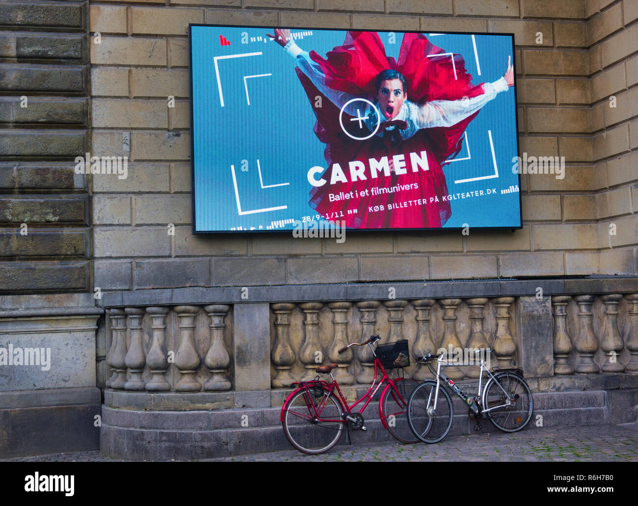 Pubblicità elettronica board fuori la Royal Danish Theatre (Det Kongelige Teater), Copenhagen, Danimarca e Scandinavia Foto Stock