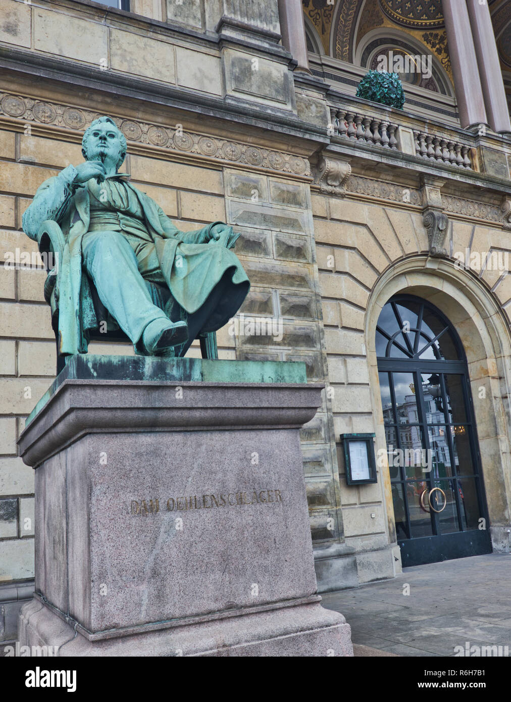 Seduto in bronzo scultura di Adam Oehlenschlager al di fuori del Royal Danish Theatre (Kongelige Teater), Copenhagen, Danimarca e Scandinavia Foto Stock