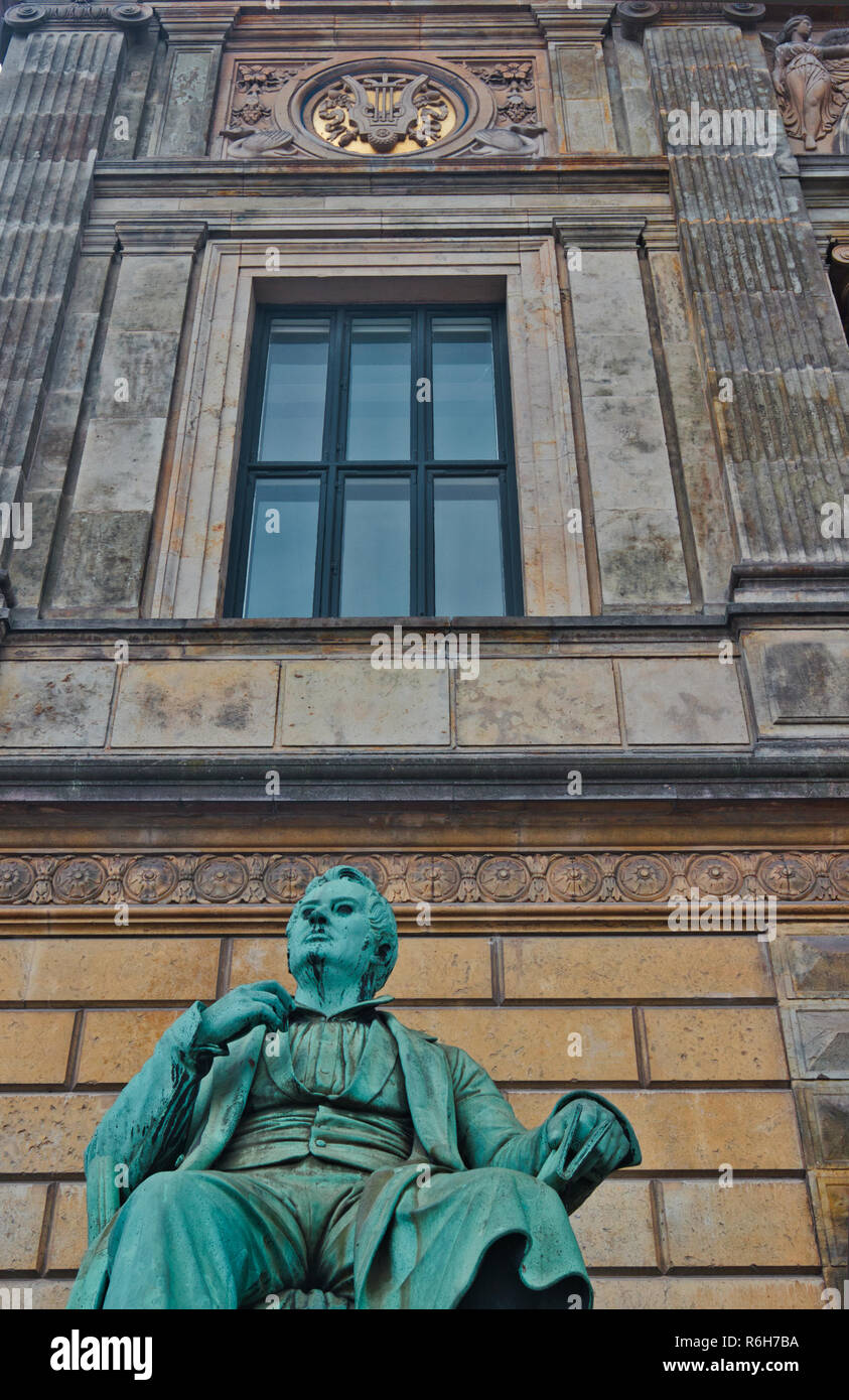 Seduto in bronzo scultura di Adam Oehlenschlager al di fuori del Royal Danish Theatre (Kongelige Teater), Copenhagen, Danimarca e Scandinavia Foto Stock