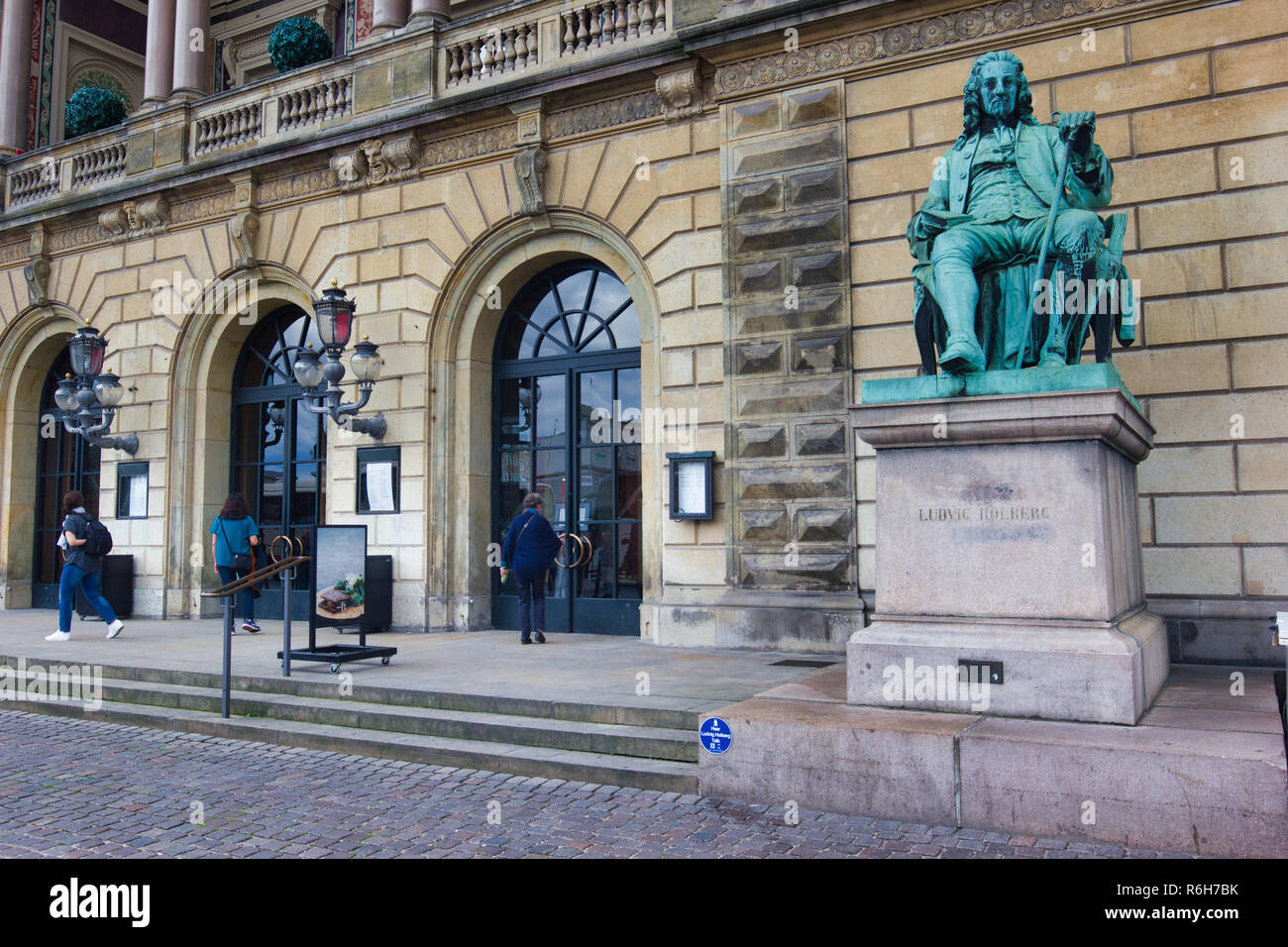 Statua di Ludvig Holberg davanti al Royal Danish Theatre (Det Kongelige Teater, Copenhagen, Danimarca e Scandinavia Foto Stock