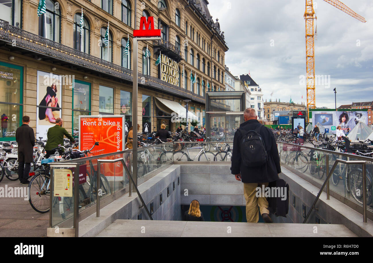 Kongens Nytorv stazione metropolitana e Magasin du Nord department store, Kongens Nytorv, Copenhagen, Danimarca e Scandinavia Foto Stock