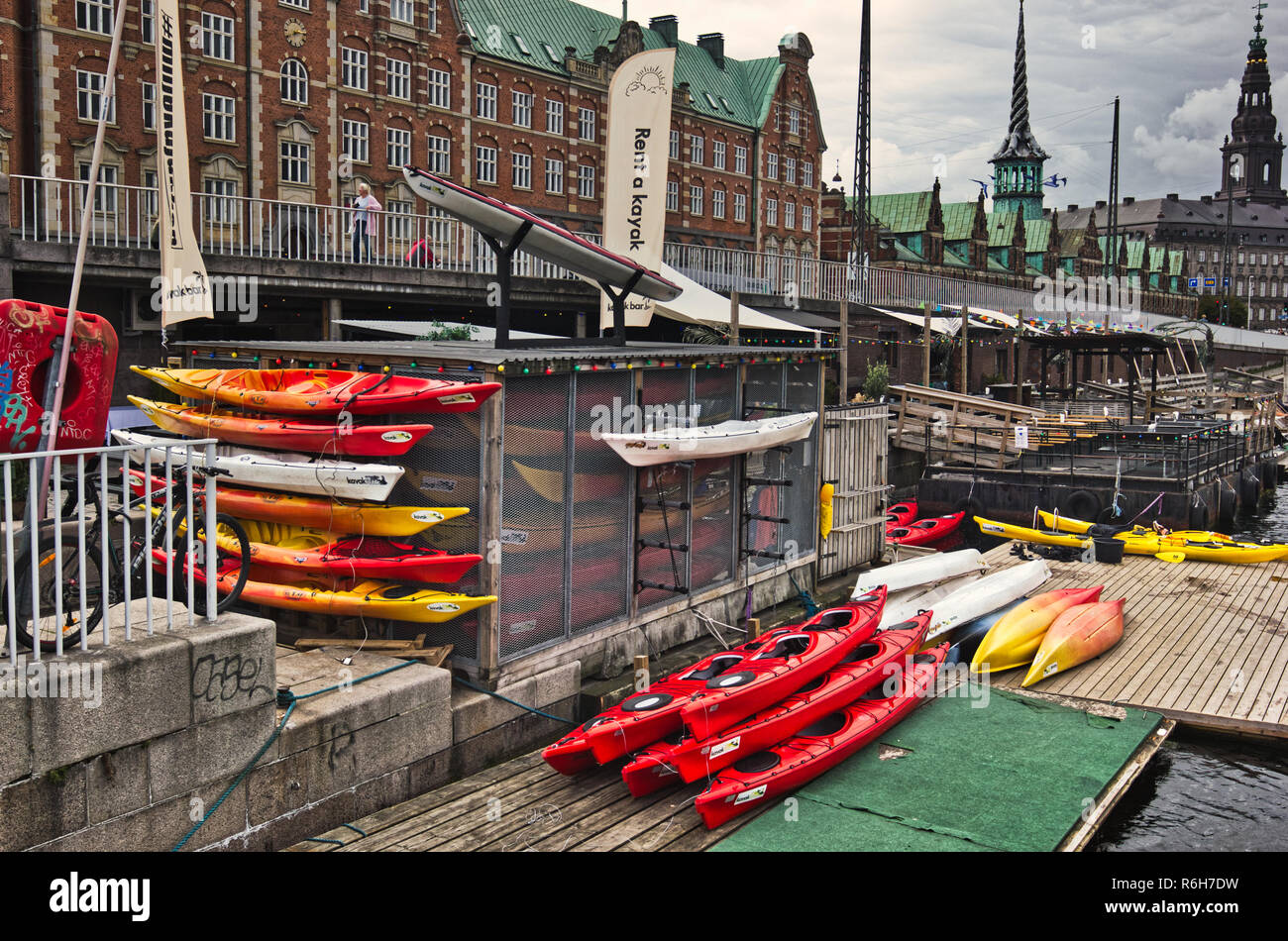 Repubblica Kayak kayak offrono corsi ed escursioni guidate sui canali di Copenhagen, Danimarca, in Scandinavia Foto Stock
