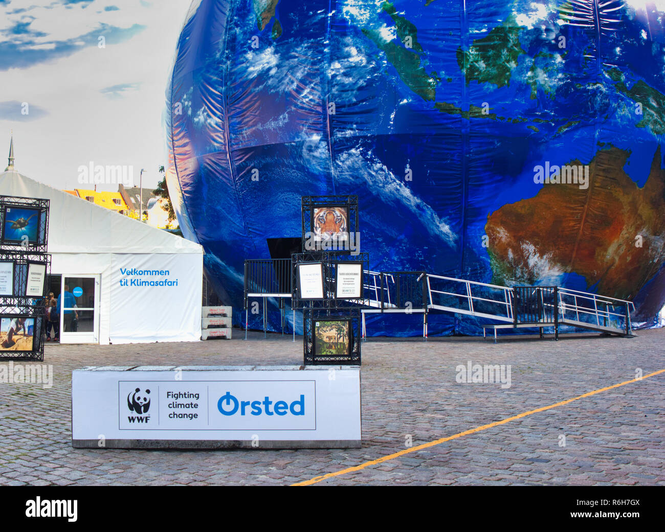 WWF Climate Change Exhibition interno gonfiabile gigante globe, Thorvaldsens Plads, Copenhagen, Danimarca. Foto Stock