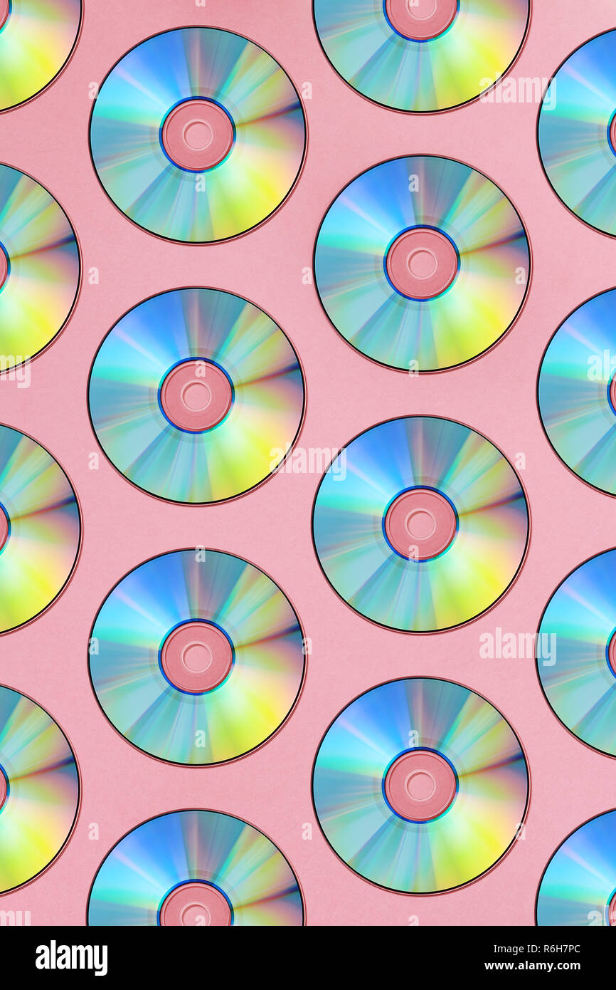 Compact disc su un sfondo rosa Foto Stock