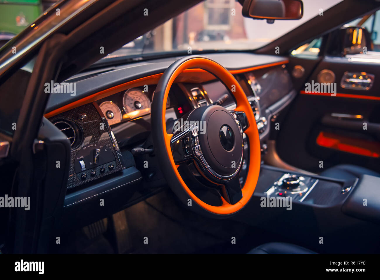 Close up di lusso auto convertibili interni. Il volante e la leva del cambio e il cruscotto. Driver di vista laterale. Messa a fuoco selettiva, spazio di copia Foto Stock