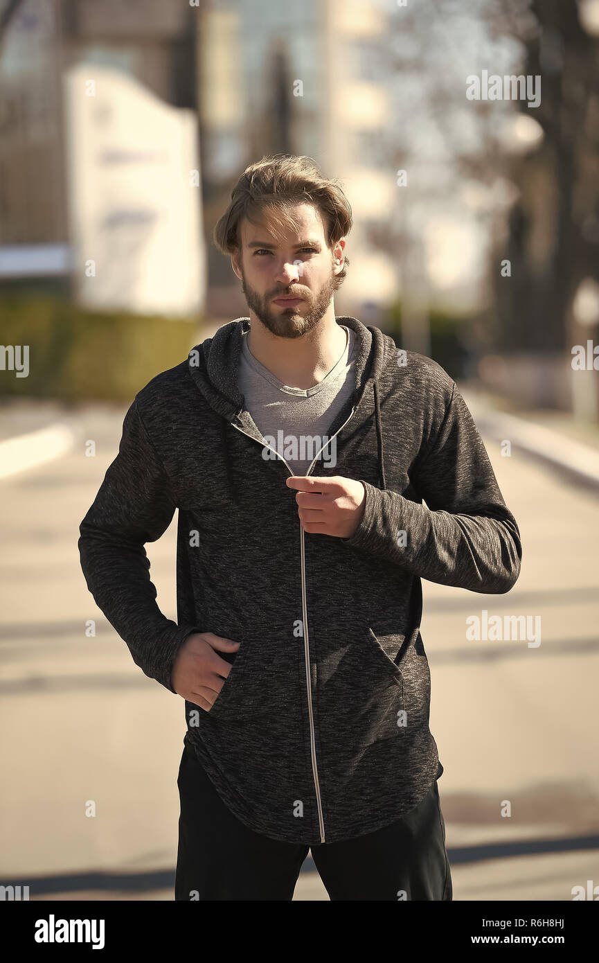 Sport fashion. athletic uomo con la barba di indossare abbigliamento  sportivo, moda uomo caucasico, felpa con cappuccio nero e grigio camicia,  sunny outdoor su sfondo sfocato Foto stock - Alamy