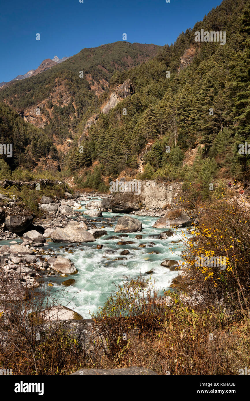 Il Nepal, Larja Dobhan, che scorre veloce Dudh Khosi fiume accanto al Campo Base Everest Trek percorso Foto Stock