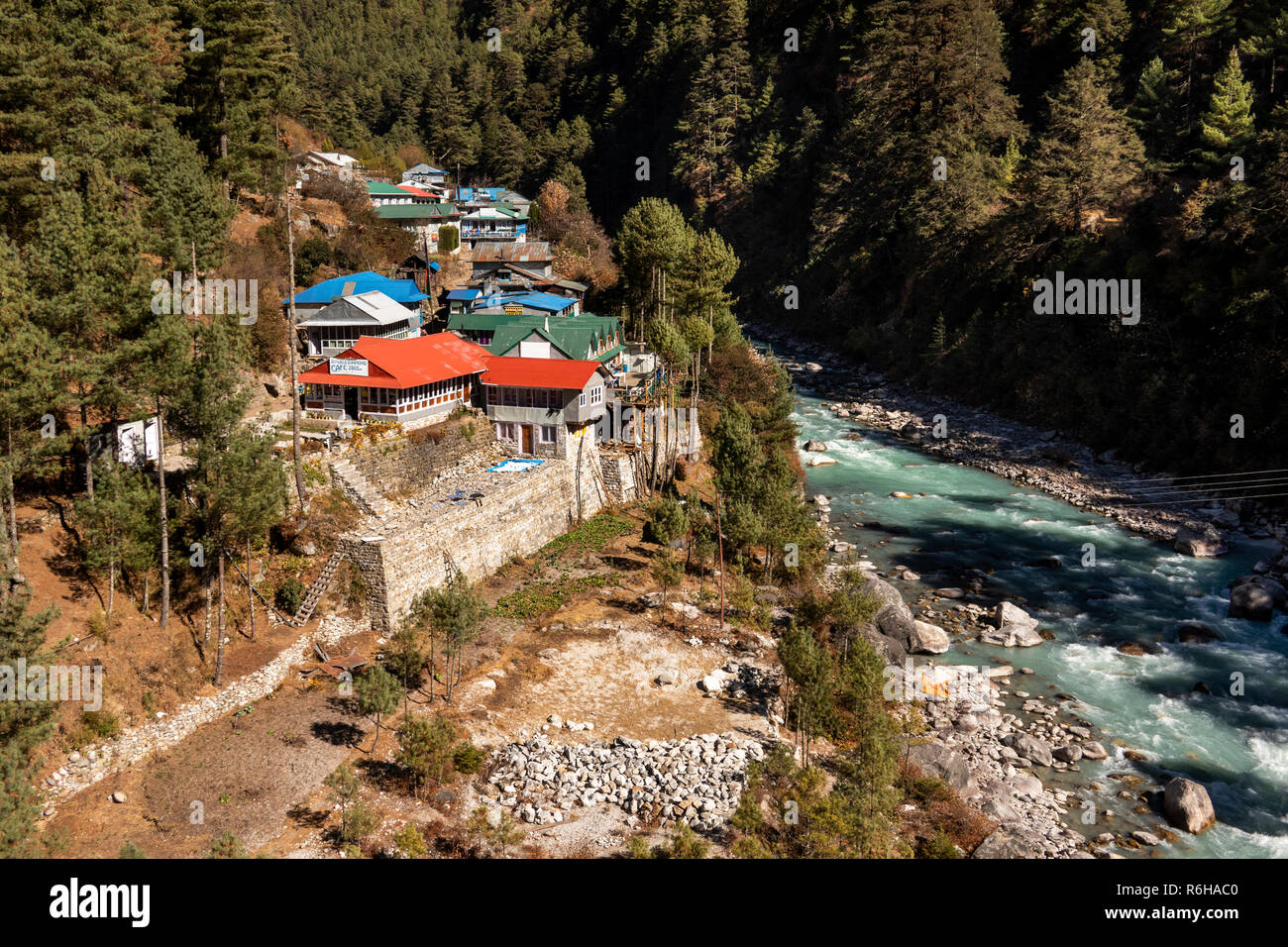 Il Nepal, Jorsale (Thumbug), Dudh Khosi fiume che fluisce oltre il villaggio Foto Stock