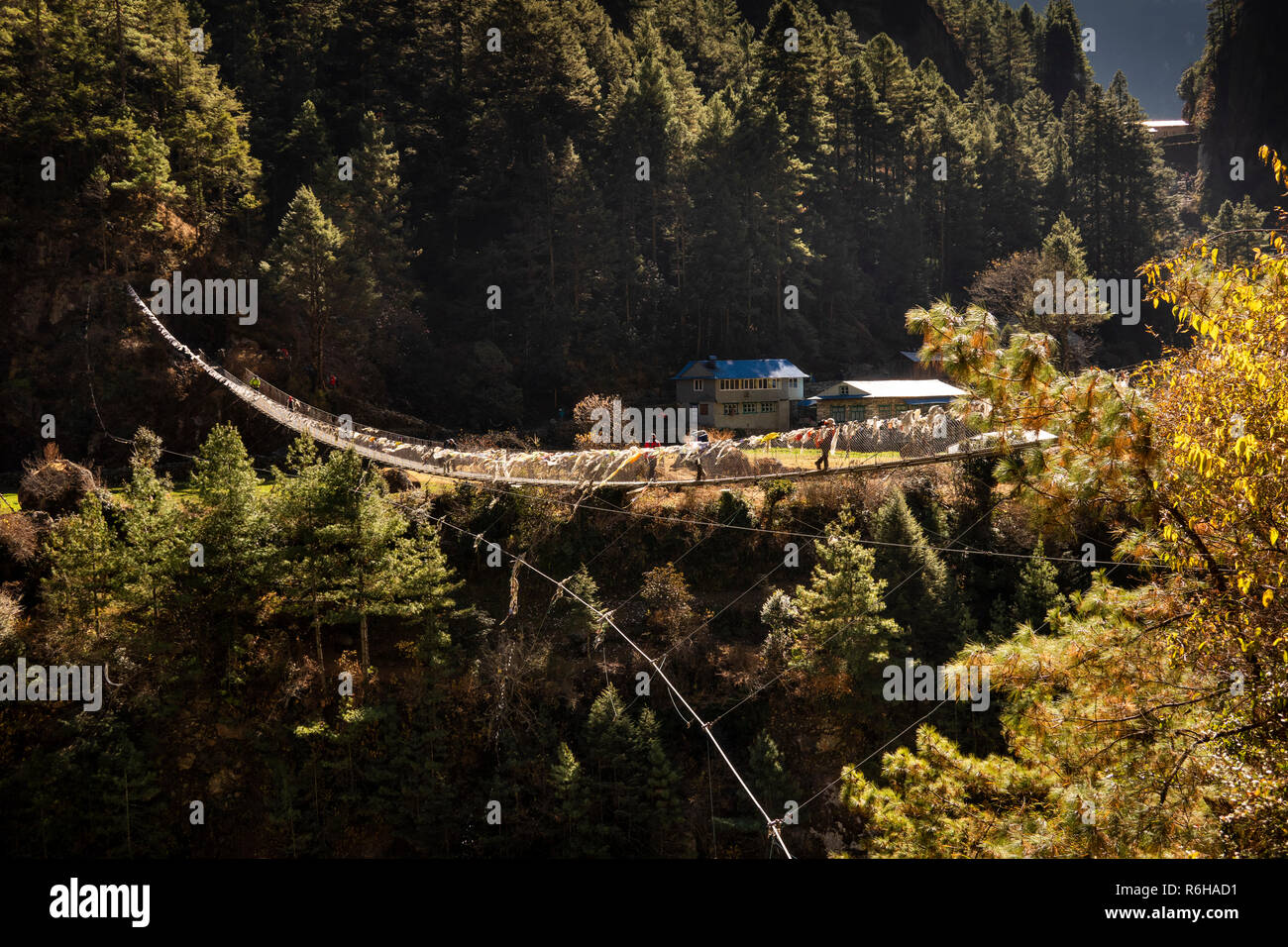 Il Nepal, Jorsale (Thumbug), sospensione ponte per Monjo oltre Dudh Khosi river Foto Stock