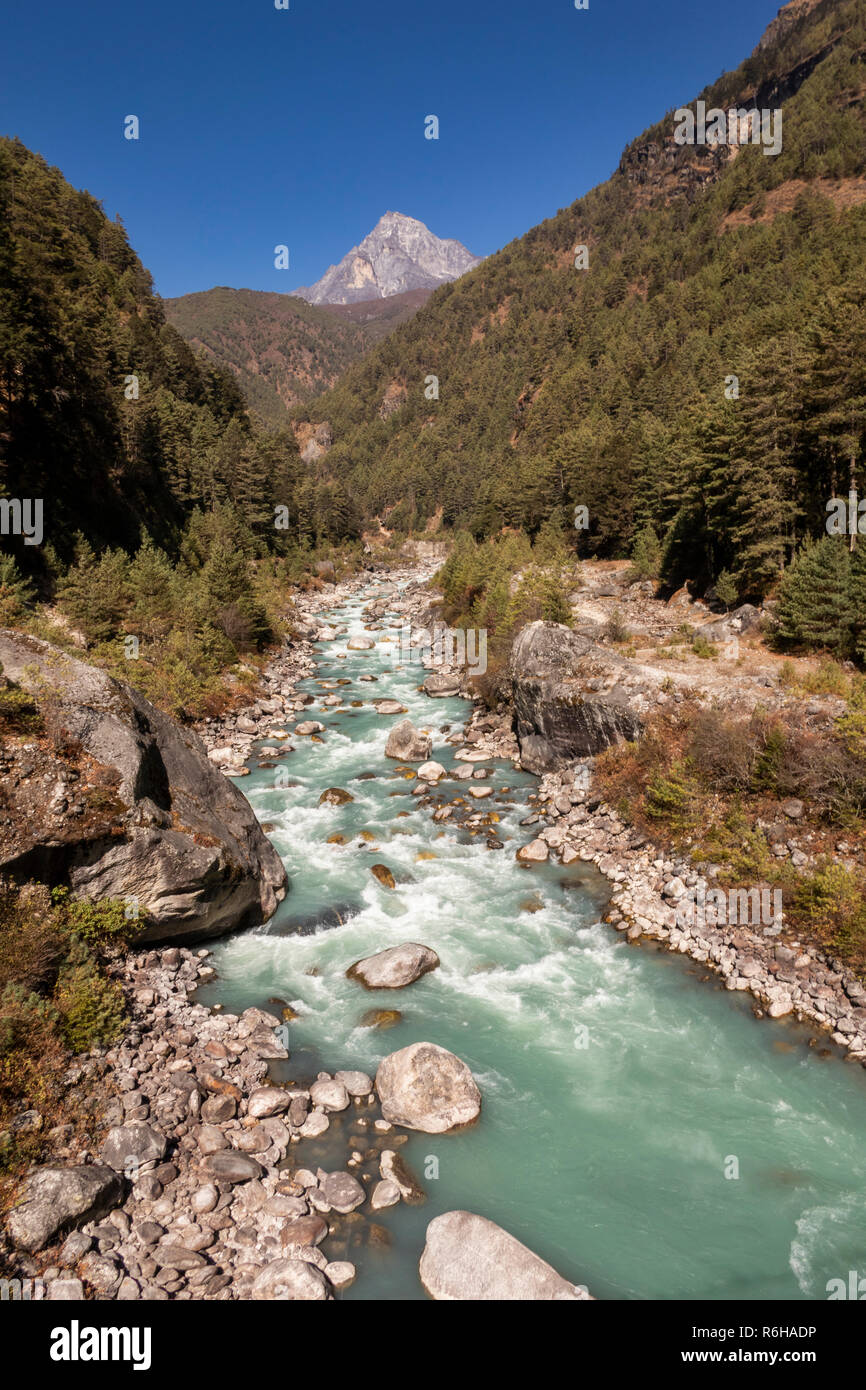 Il Nepal, Jorsale (Thumbug), Dudh Khosi river Foto Stock