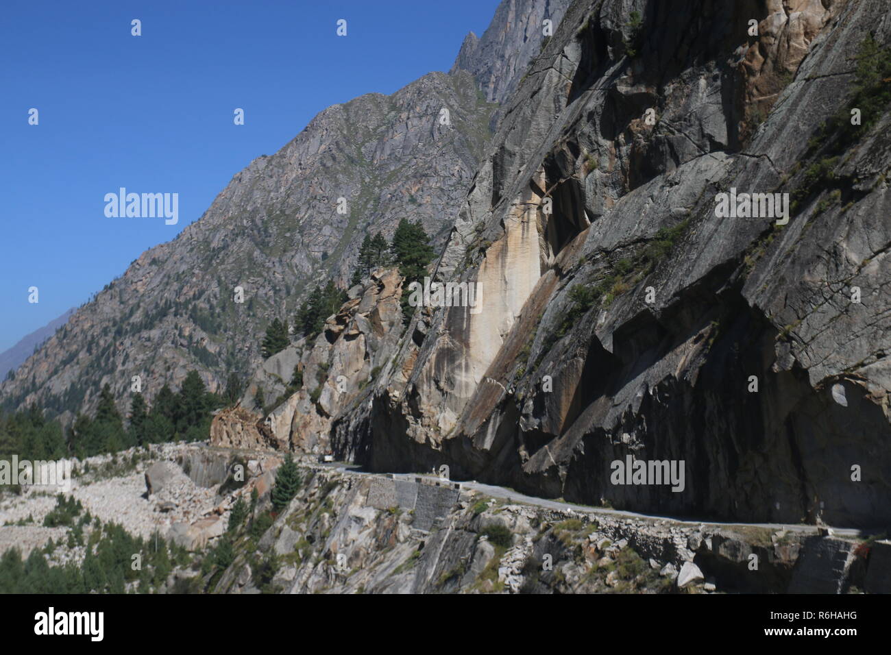 Insidiose strade di montagna in Kinnaur, Himachal Pradesh, India Foto Stock