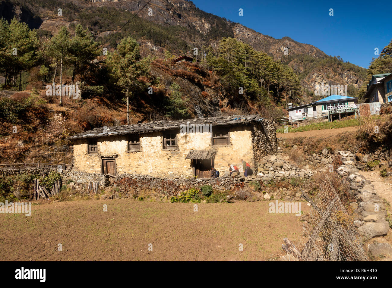 Il Nepal, Monju, (Manjo) unmodernised tradizionale vecchia casa con tetto di legno a bordo del villaggio Foto Stock