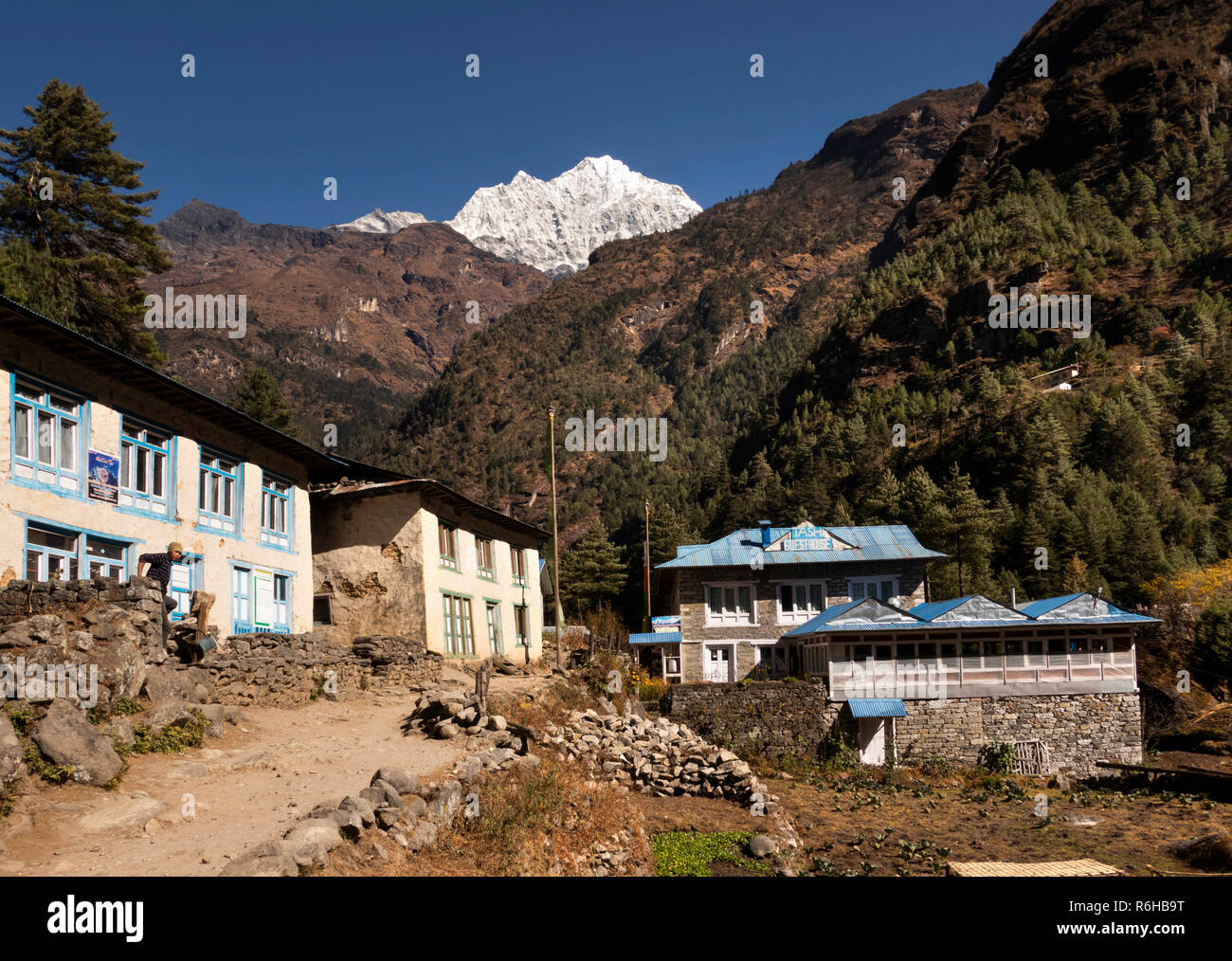 Il Nepal, Benkar, piccolo locale pensioni accanto al Campo Base Everest Trek sentiero sotto il monte Kusum Kangkaru Foto Stock