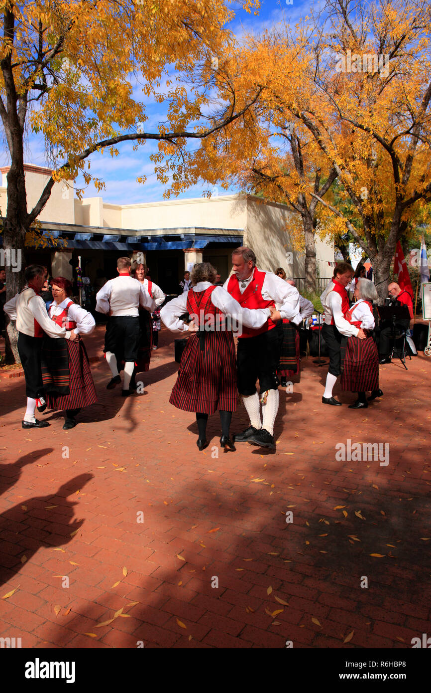Danish-American ballerini folk dimostrare invernali tradizionali danze in Tucson AZ, Stati Uniti d'America Foto Stock