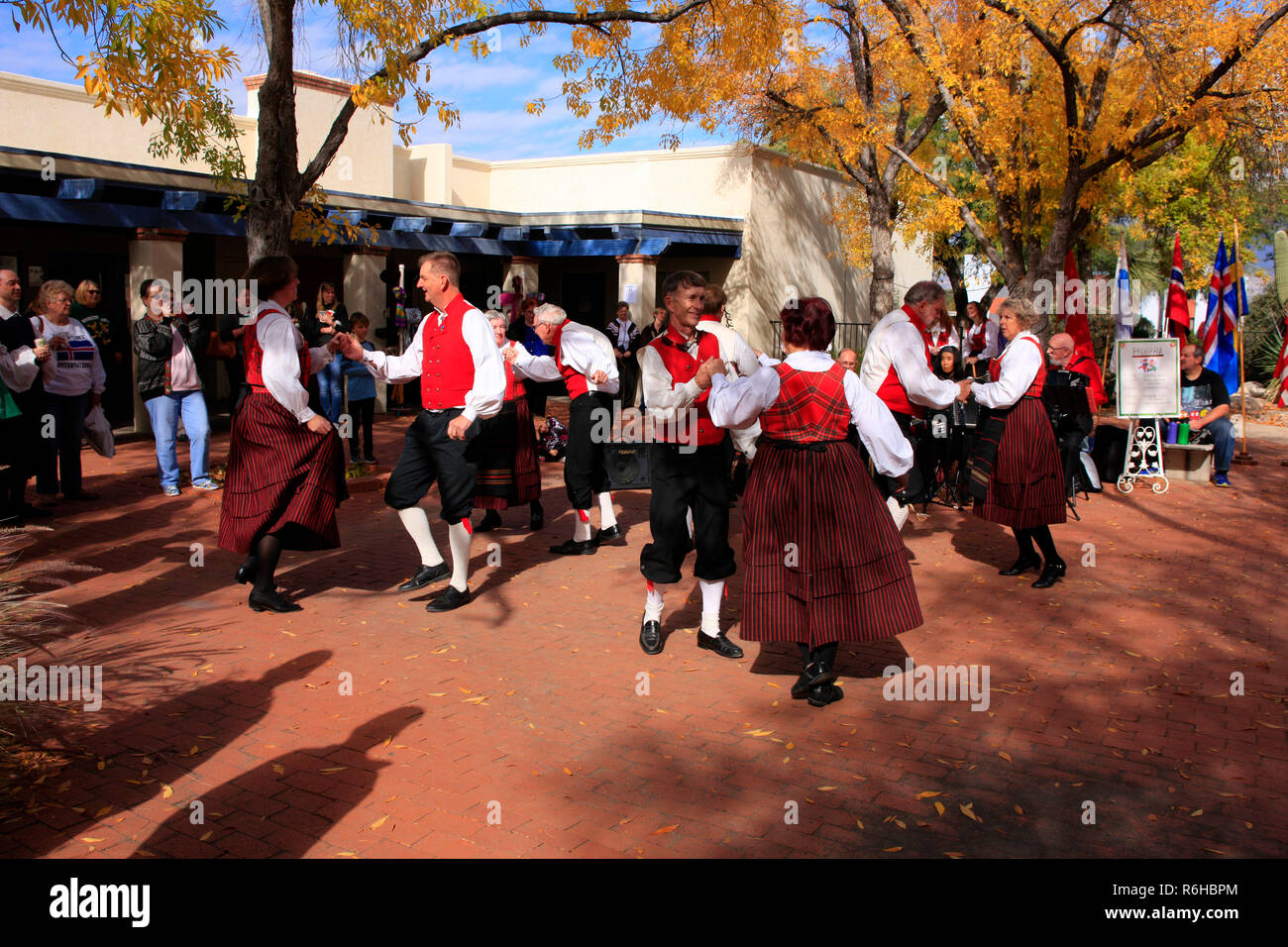Danish-American ballerini folk dimostrare invernali tradizionali danze in Tucson AZ, Stati Uniti d'America Foto Stock