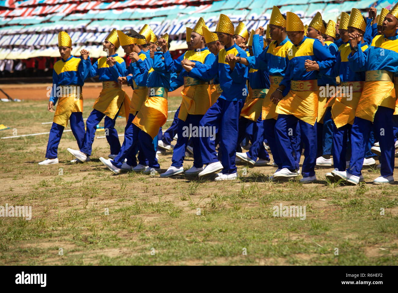 Kolaka, Indonesia. 05 Dic, 2018. 1620 scuola gli studenti sono stati coinvolti in un colossale performance di danza alla cerimonia di apertura del Sudest Sulawesi weekend sportivo. Credito: Muh Aris/Pacific Press/Alamy Live News Foto Stock