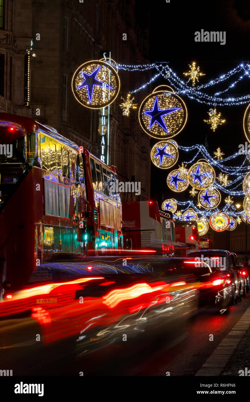 Le luci di Natale e il traffico in movimento durante la notte, il filamento di Londra Foto Stock
