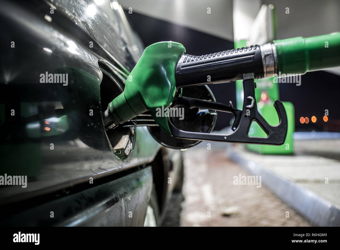Gli ugelli di rifornimento di carburante in corrispondenza della stazione di riempimento vicino fino a notte Foto Stock