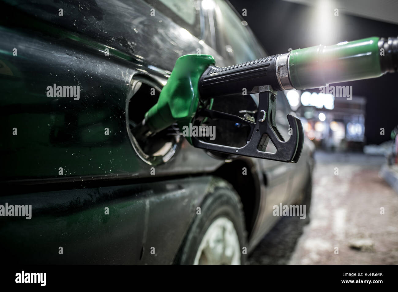 Gli ugelli di rifornimento di carburante in corrispondenza della stazione di riempimento vicino fino a notte Foto Stock