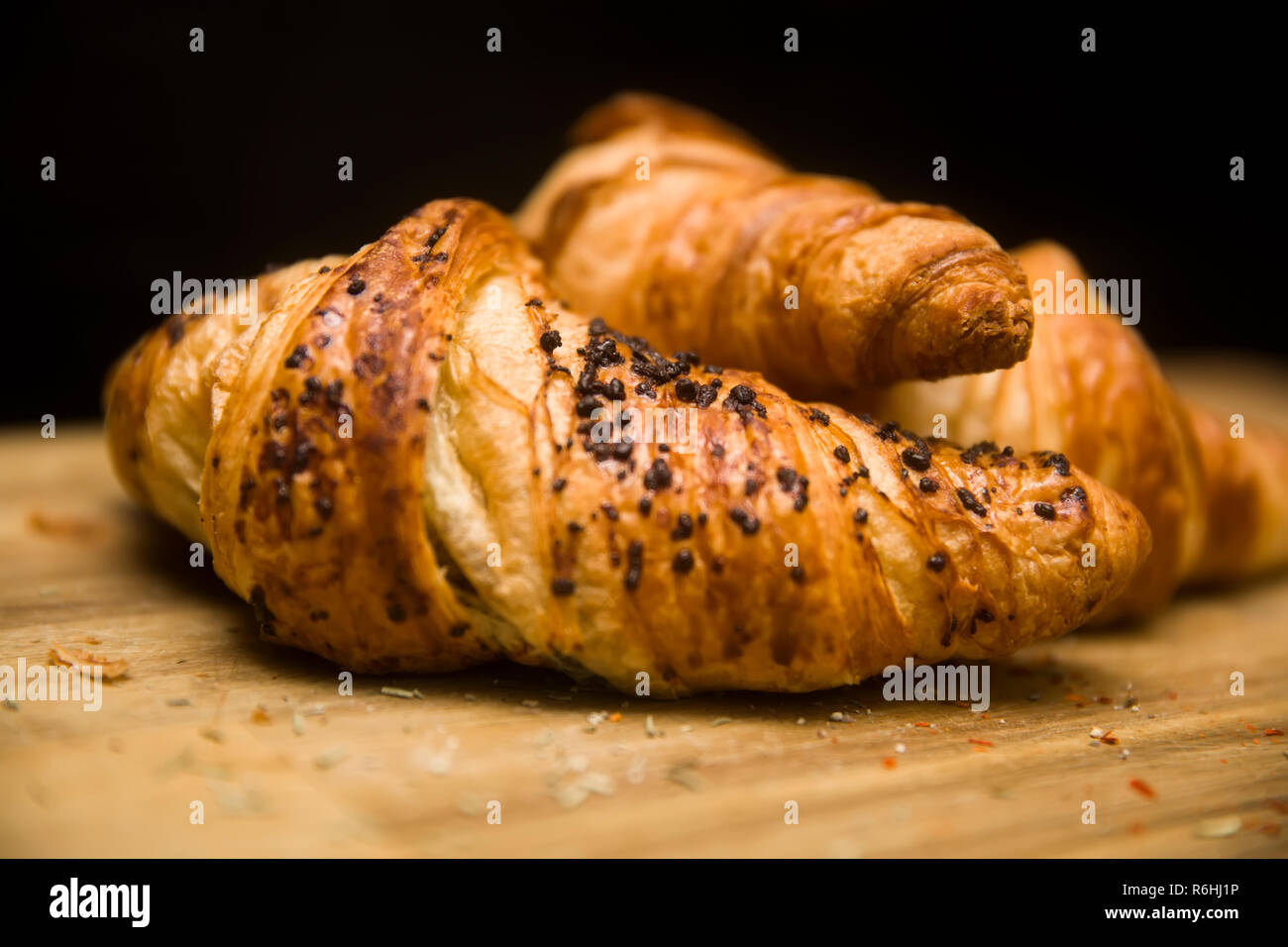 Freschi croissant francesi sul tavolo di legno Foto Stock