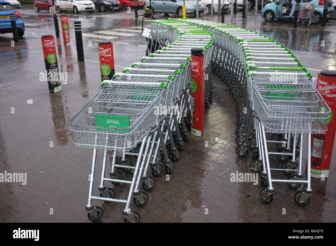 Righe di Asda carrelli di shopping Foto Stock