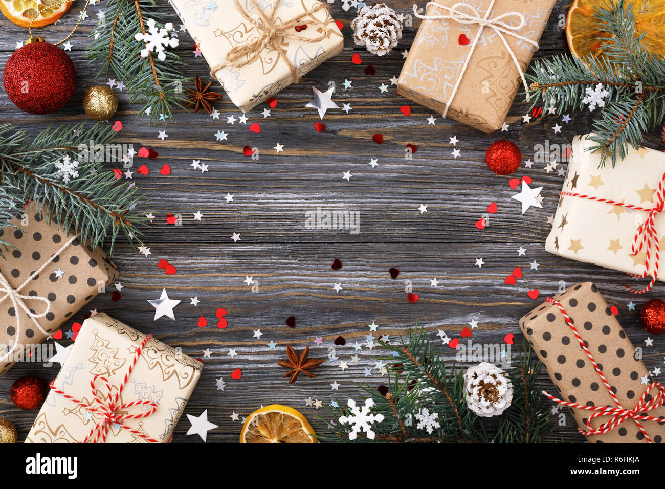 Regalo di natale Scatole decorate su tavola festiva con sparkle stelle & ornamenti. Telaio di doni incartati, vacanze sfondo. Foto Stock