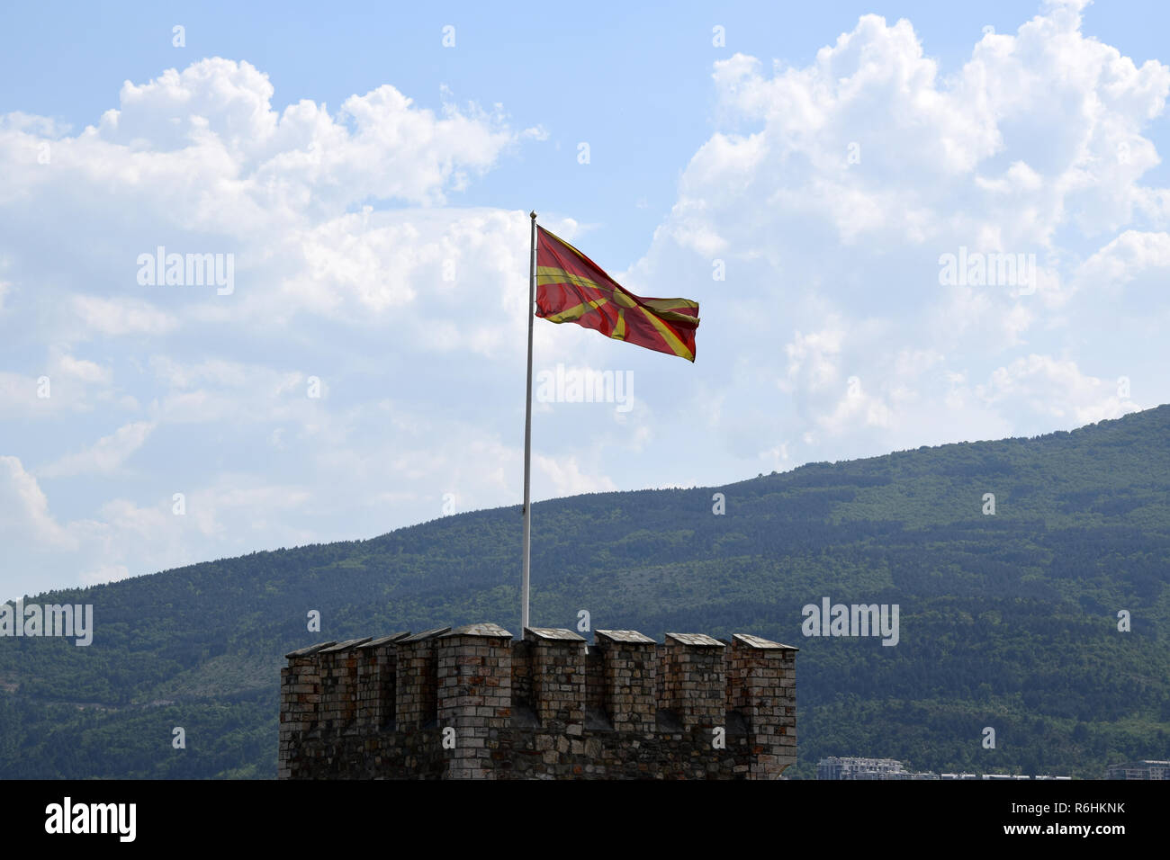 Macedone bandiera nazionale a Skopje fortezza. La Macedonia. Foto Stock