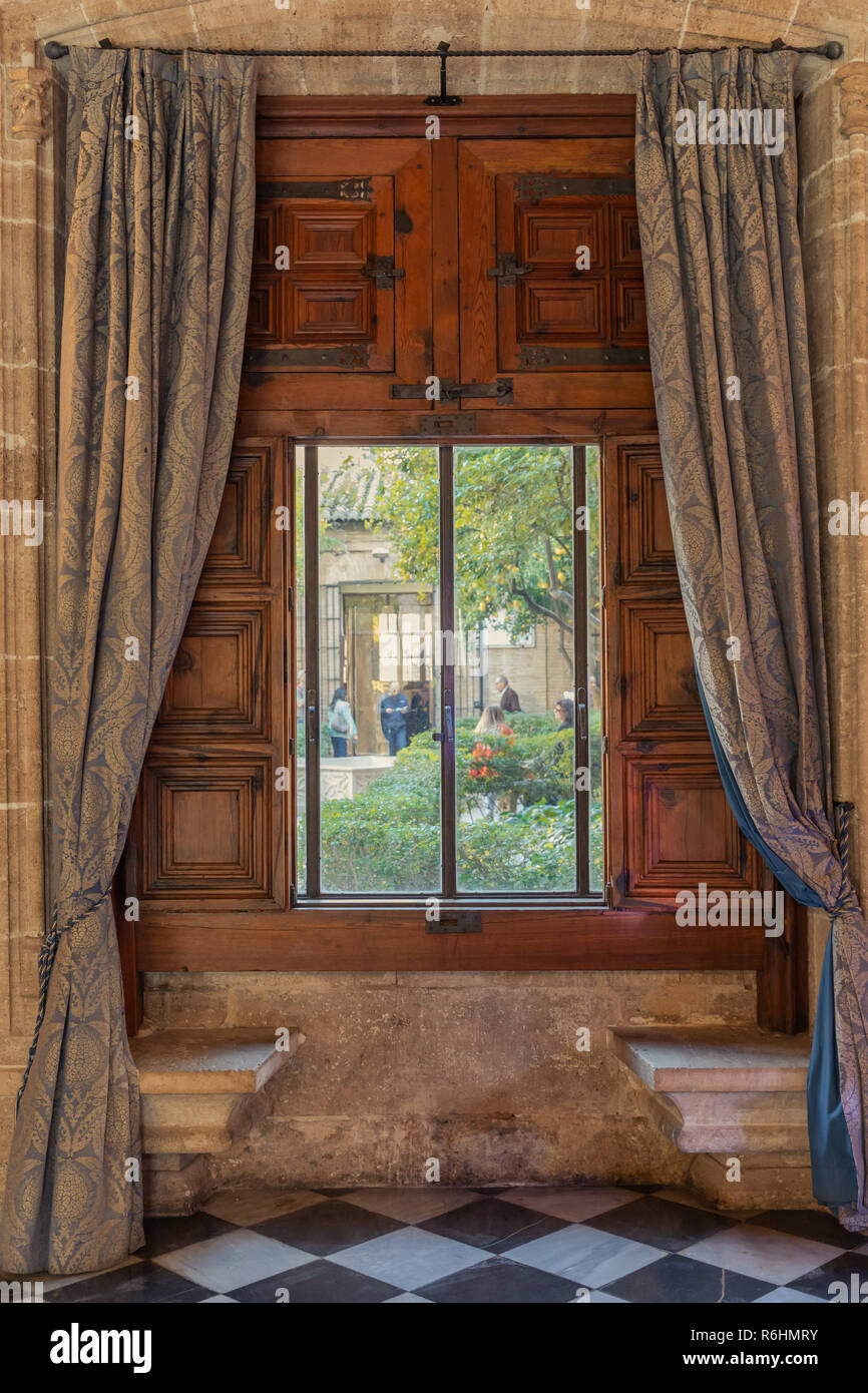 Valencia, Spagna. 05 dicembre 2018.vista interna della finestra, il vecchio scambio di seta (Lonja de la Seda. UNESCO - Sito Patrimonio dell'umanità. Il mercato della seta costruito Foto Stock