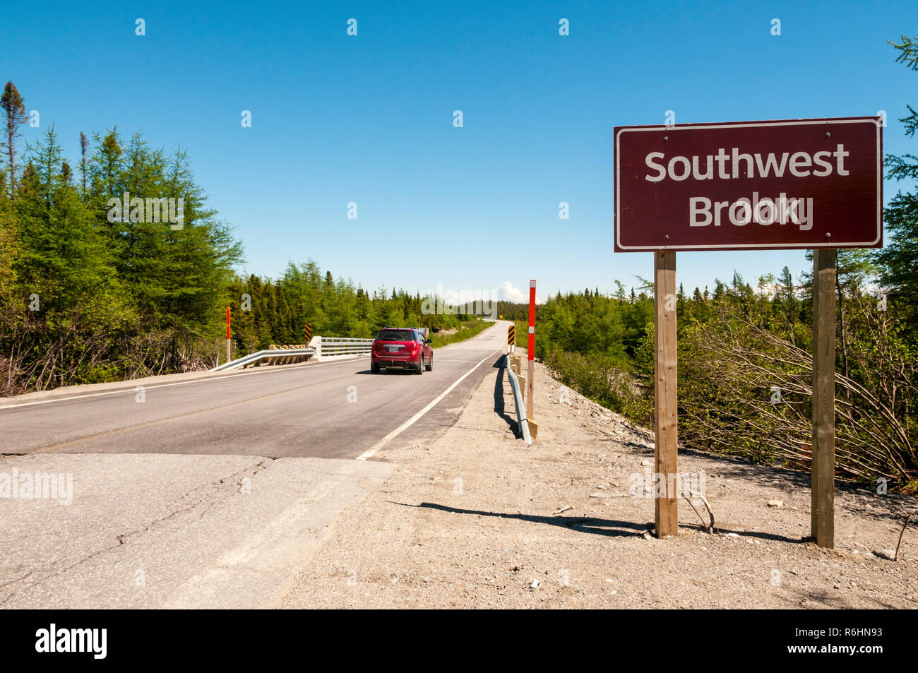 Una vettura attraversa Southwest Brook sull'autostrada Burgeo in Terranova, Canada. Foto Stock