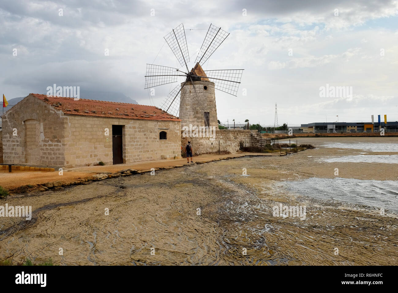 Trapani, Sicilia, Italia - Vecchio mulino a vento e saltwork Foto Stock