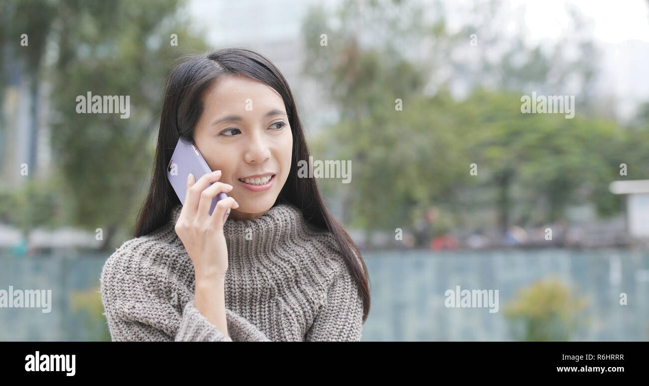 La donna parlare al telefono cellulare all'aperto Foto Stock