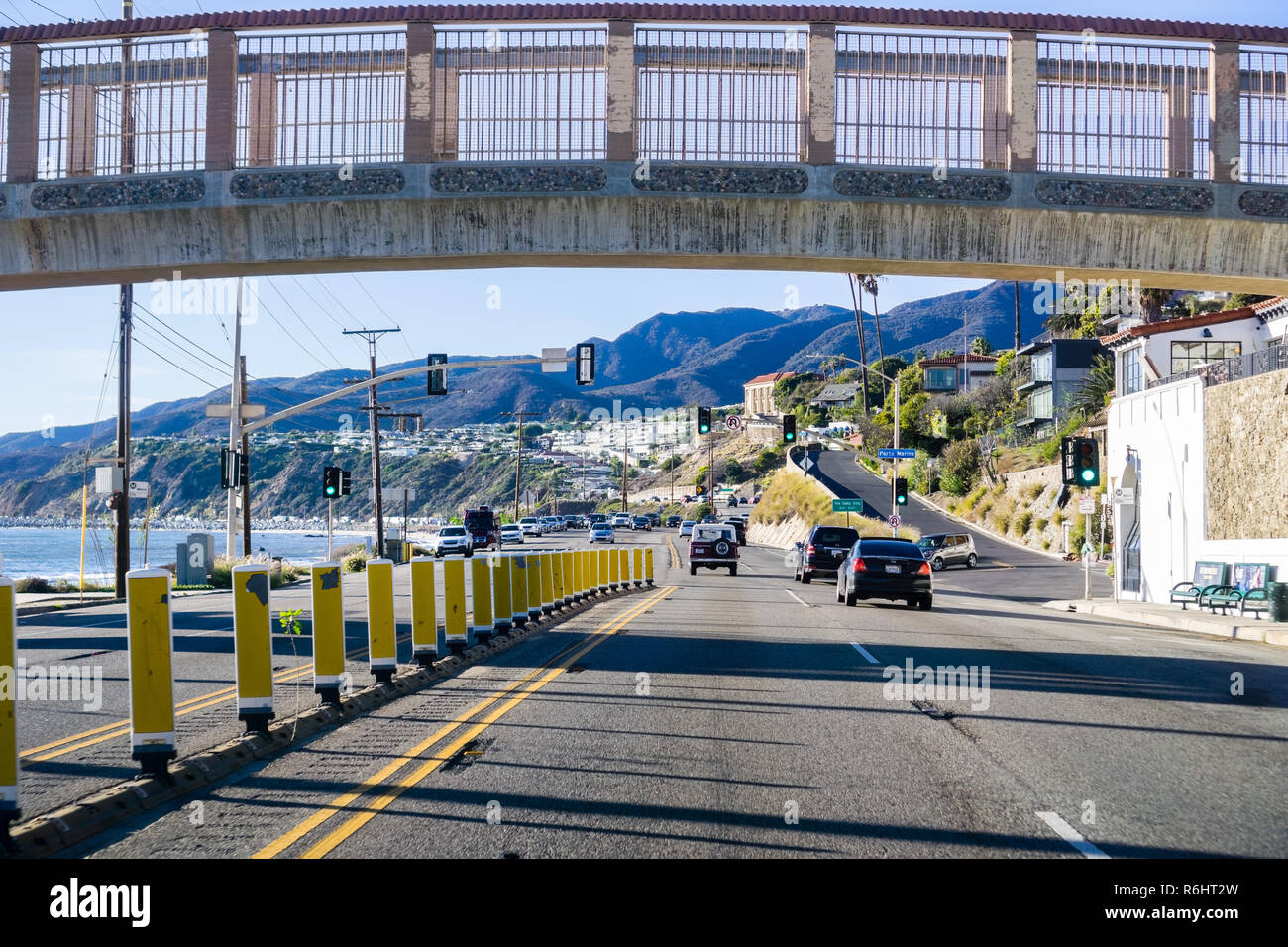 Dicembre 2, 2018 Los Angeles / CA / STATI UNITI D'AMERICA - guida su autostrada 1 sulla fascia costiera sull'Oceano Pacifico; il Getty Villa visibile sul lato destro Foto Stock