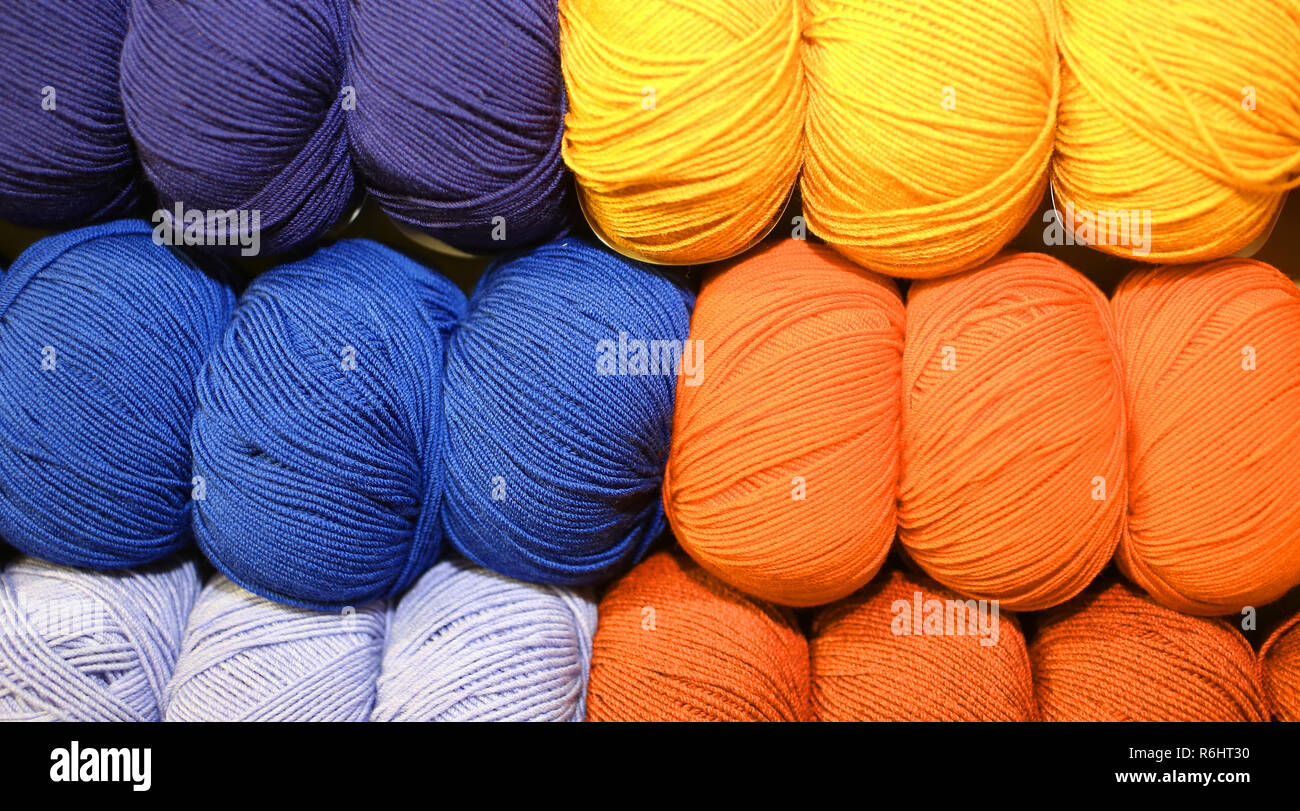 Pallini di lana per creare molti maglioni fatti a mano Foto stock - Alamy