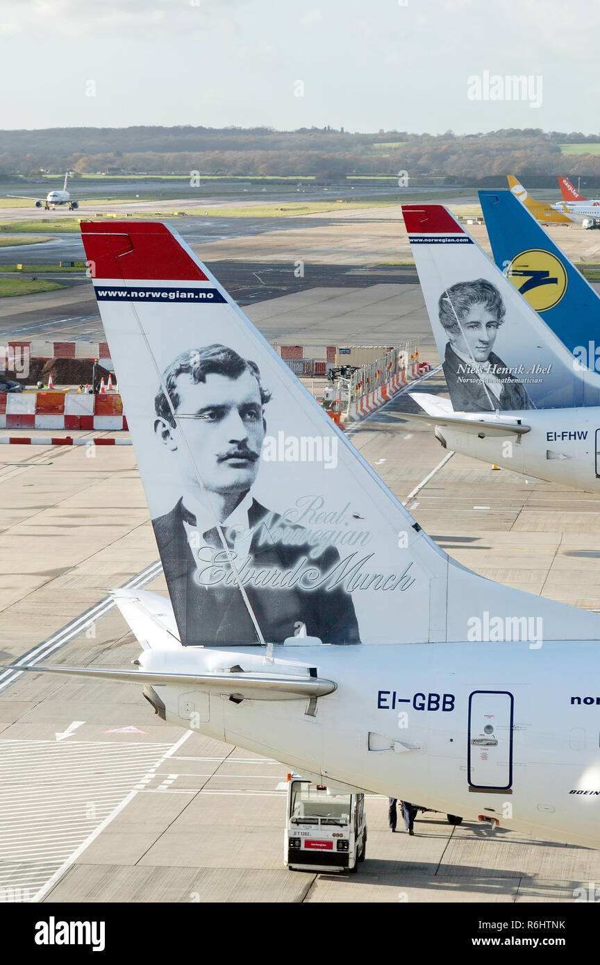 Compagnia aerea norvegese - tailplanes di aerei di compagnie aeree norvegesi, una compagnia aerea a basso costo; l'aeroporto di Gatwick, Regno Unito Foto Stock