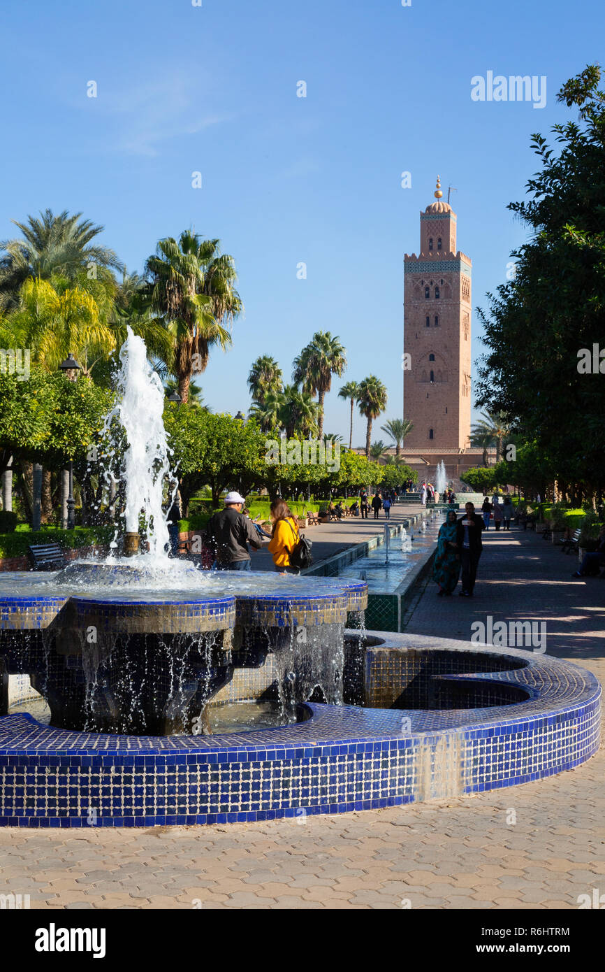 La Moschea di Koutoubia, Marrakech, con fontane e giardini, - il più grande e più antica moschea di Marrakech, Marocco, Africa del Nord Foto Stock