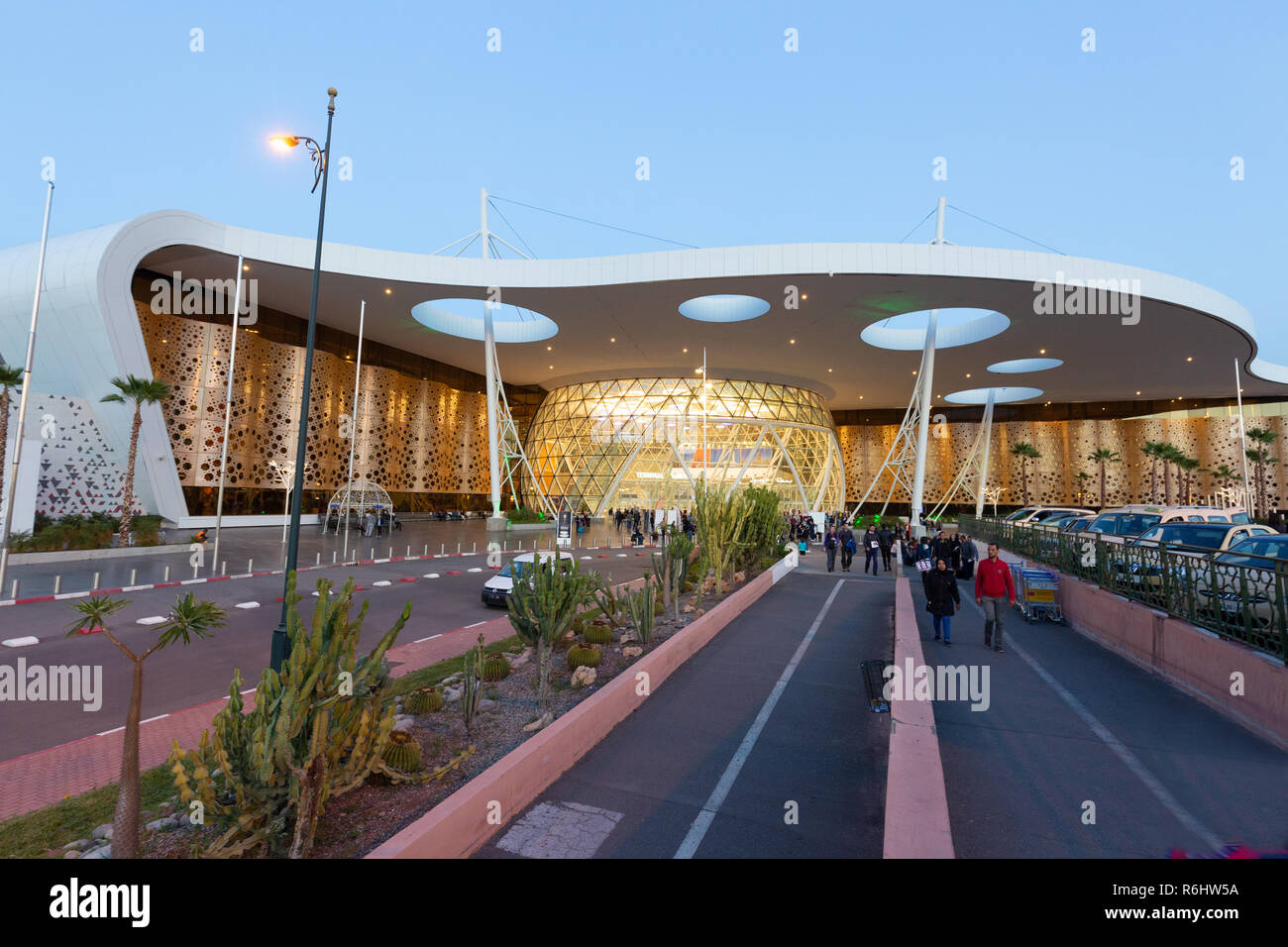 Dall'aeroporto di Marrakech - La parte esterna del moderno terminal arrivi inaugurato nel 2016; Marrakech Marocco Africa del Nord Foto Stock