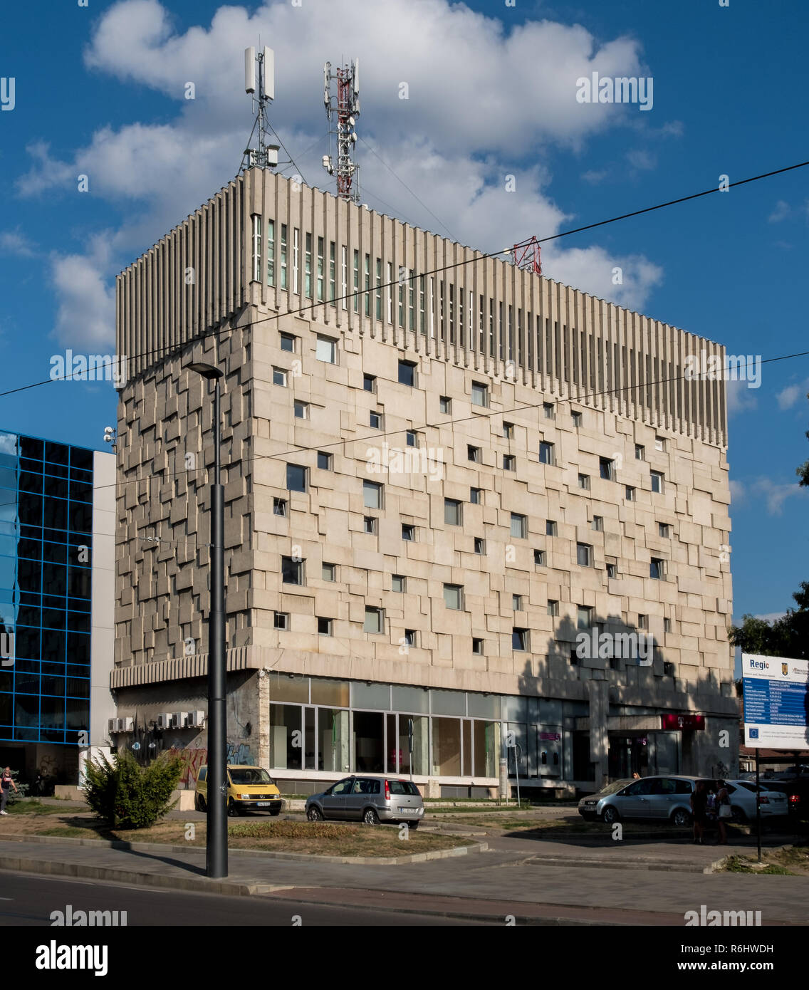 Cluj Napoca, Romania. La storica architettura brutalist telefono palazzo ora sede di una società di telecomunicazioni Foto Stock