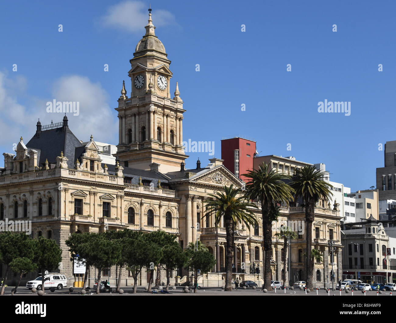 Cape Town City Hall contro il cielo blu Foto Stock